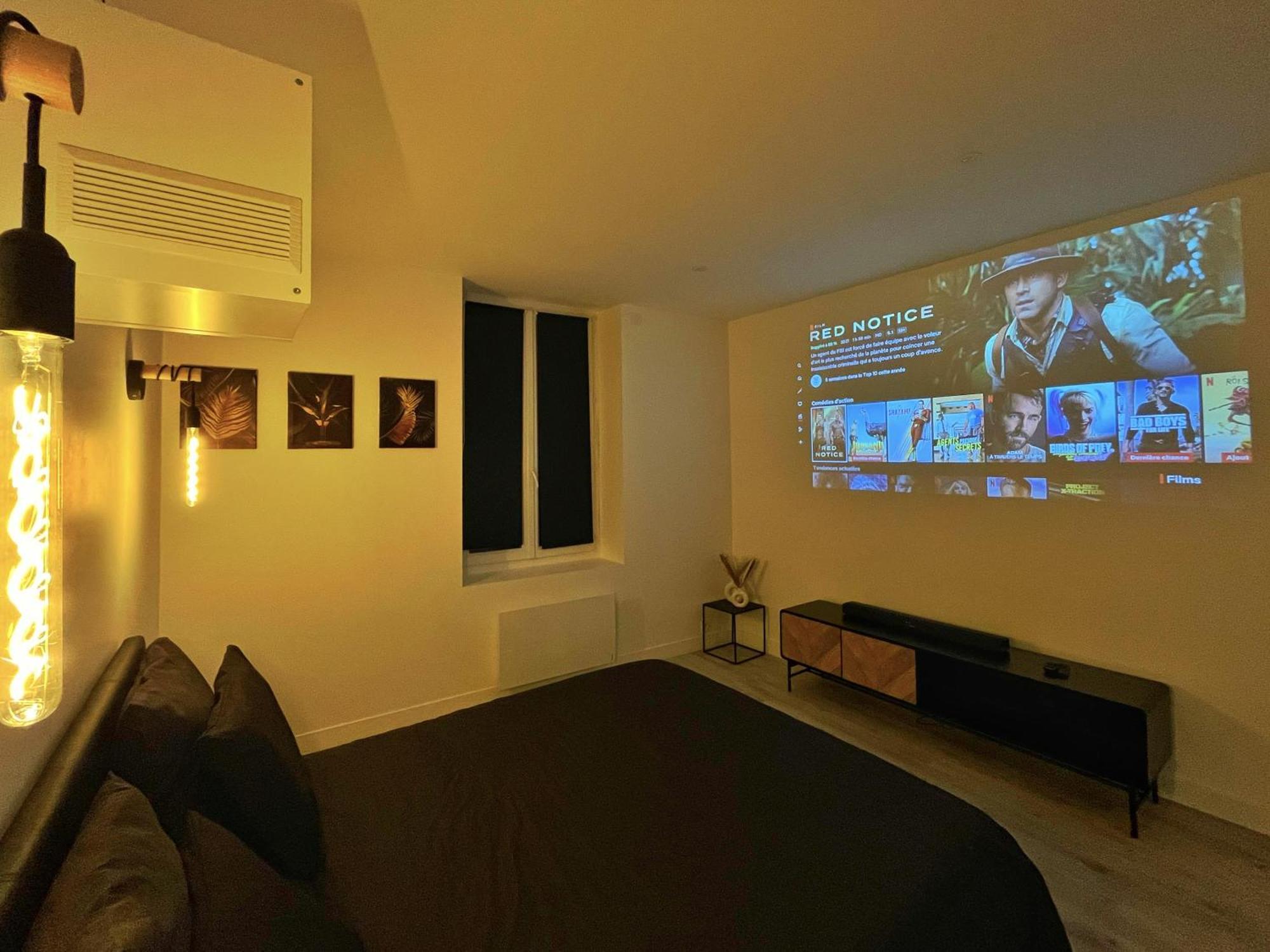 Cinema & Jacuzzi Aux Etoiles - Casabianca Suite Сент Етиен Екстериор снимка